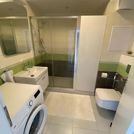 Lucao Apartment, 1-4 Guests, Free Parking & Wifi, 10 Min From Downtown Pozsony