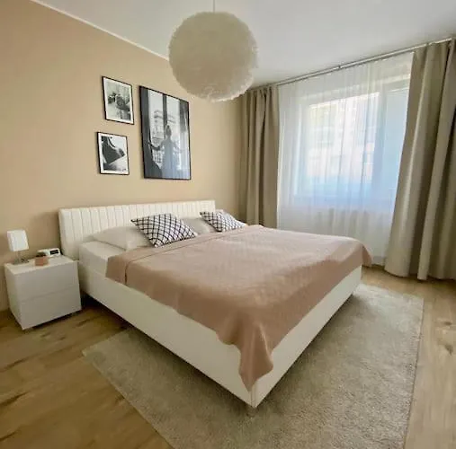 Lucao Family Apartment, 1-4 Guests, 55m2, Balcony, Free Parking, Wifi, Aircondition, 8km Old Town, Apartment Bratislava