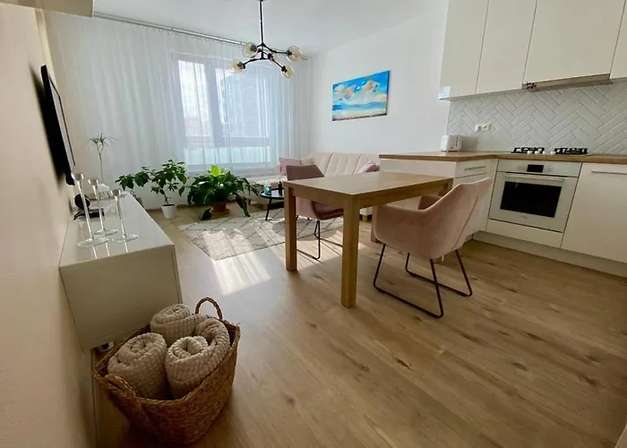 Bratislava, Lucao Family Apartment, Balcony, Free Parking, Aircondition, 8km Old Town Apartament