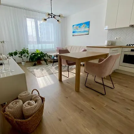 Bratislava, Lucao Family Apartment, Balcony, Free Parking, Aircondition, 8km Old Town Appartamento