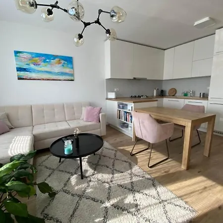 Bratislava, Lucao Family Apartment, Balcony, Free Parking, Aircondition, 8km Old Town * Bratislava